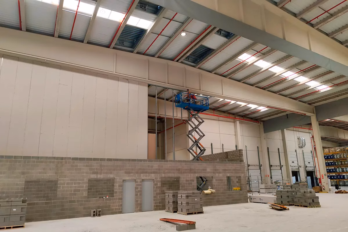 Estructura metálica de tabique ignífugo RF 120 en fase de construcción en nave industrial en Cataluña