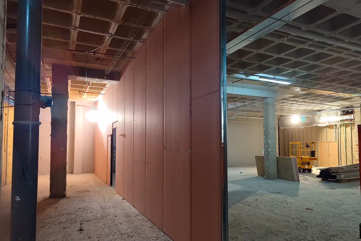 Detalle de tabique RF en fase de construcción con perfilería metálica vista antes de colocar las placas de pladur
