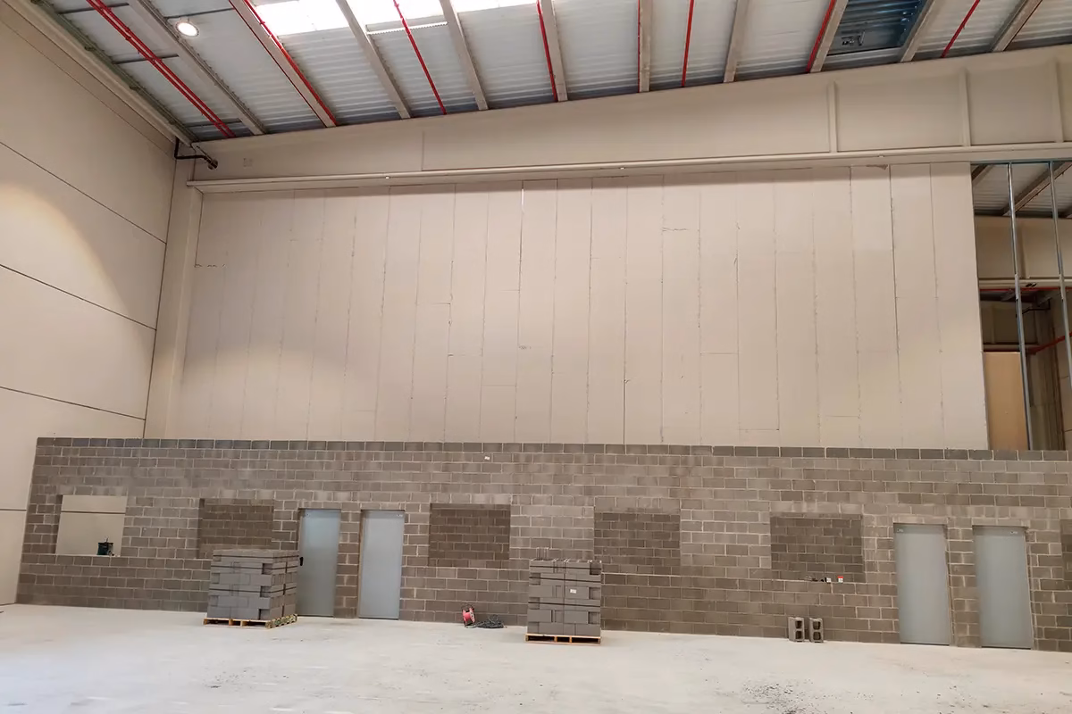 Tabique de pladur RF 120 con placas ignífugas instaladas en nave industrial por TECNOTABIQ
